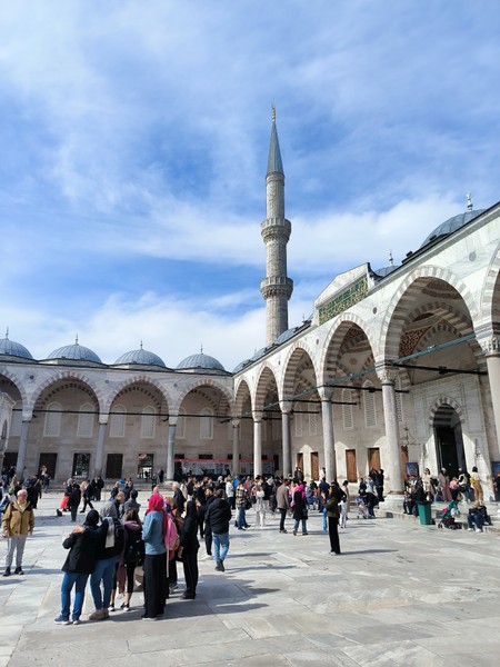 Неплохой русский язык, но рассказ достаточно скромен, как и маршрут. Покрутились у одной точки - дошли