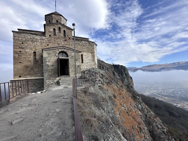 Ездили вдвоем с мужем на Домбай с Олегом 22 февраля. Машина -джип Хавал-комфортабельная, места для ног