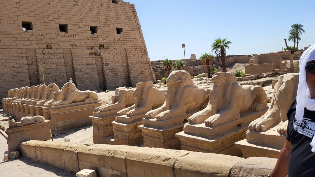 Нашим гидом был Мамдух, очень обоятельный и жизнерадостный человек. Несмотря на долгий путь и обширную программу с ним было легко и безопастно