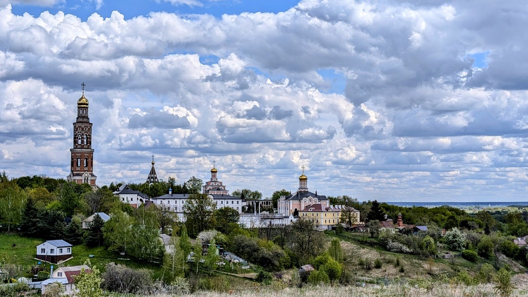Экскурсию проводила прекрасный экскурсовод Людмила. Историк и поэтесса