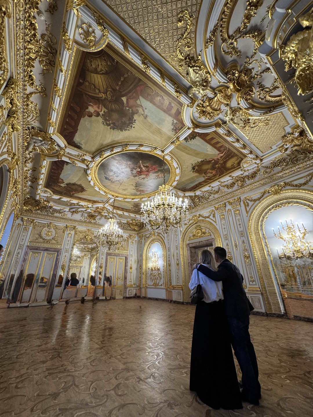 За ничем не примечательными фасадами казалось обычного дома скрыта жемчужина архитектурной мысли, подлинные уникальные интерьеры и