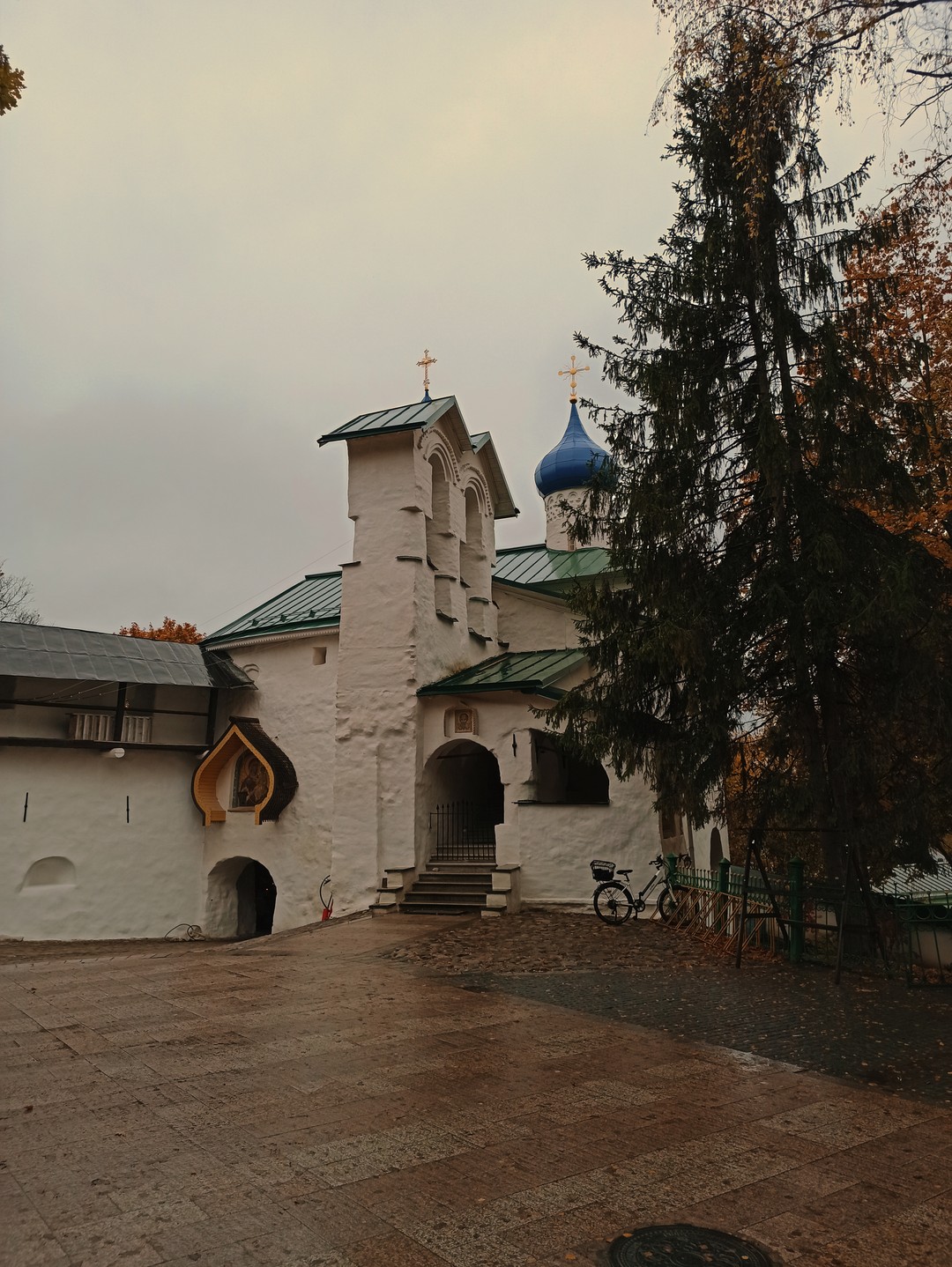 Отличная экскурсия с погружением в атмосферу старины и рассказами о людях и достопримечательностях Псковской области. Монастырь