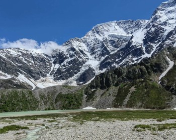 Подъём на Чегет, горное озеро у подножья Донгуз-Оруна