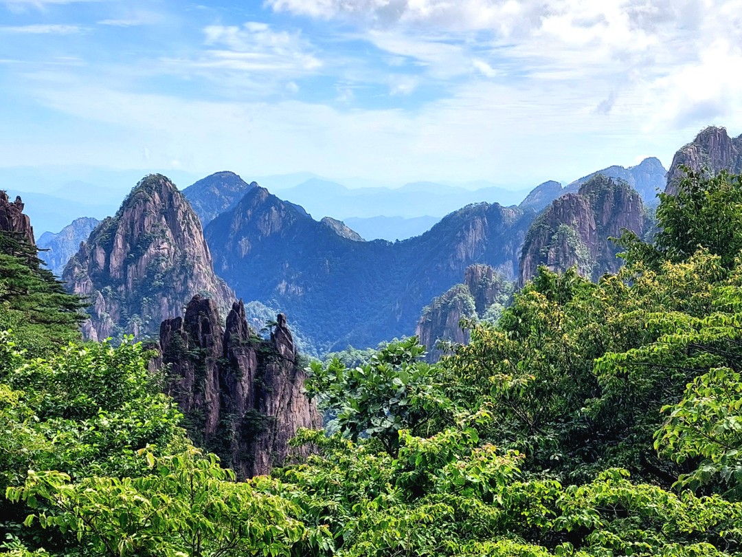 Действительно побывали в Поднебесной. Горы Хуаншань завораживают своей красотой и живописностью. Получили настоящее удовольствие и физ.