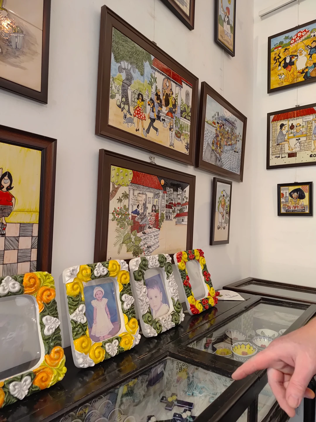 Елена отличный рассказчик и приятный собеседник. Экскурсия познавательная, с интересными подробностями от местного жителя)). Срвскм не