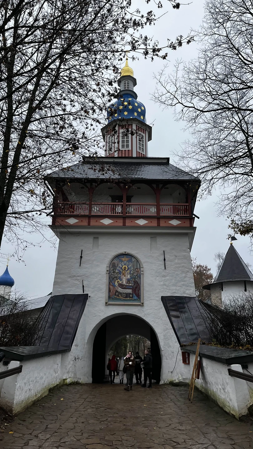 Автобусная экскурсия из Пскова в Изборск и Печоры (Зоя)