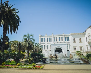 Прогулка по Сухуму: набережная, легендарное кафе «Брехаловка» и уютные улочки