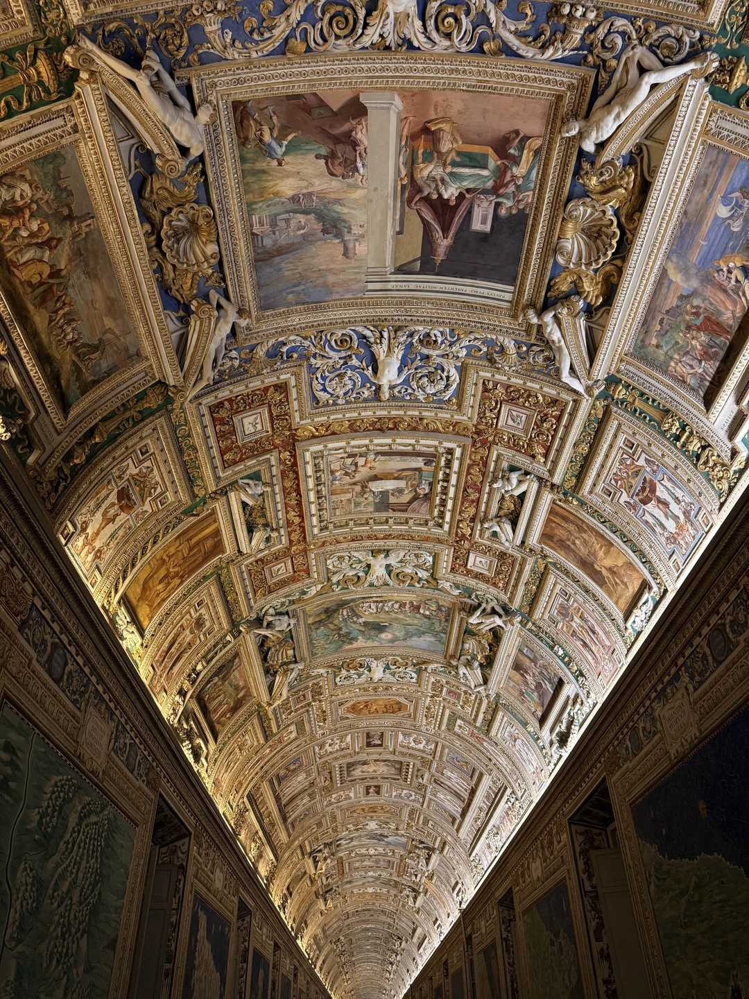 Нелли супер гид! Взяли у неё 2 экскурсии - Колизей и Ватикан. Не пожелали ни на