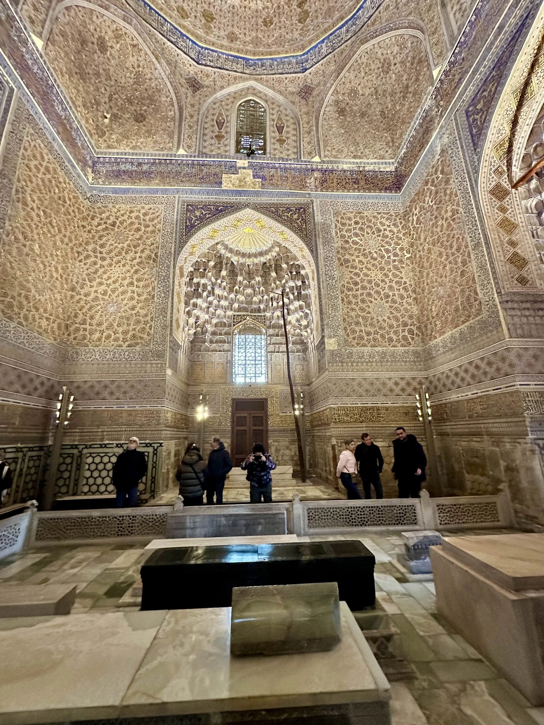 Нашим гидом был Санат-человек советского образования с 30-ним опытом работы. Было очень холодно, не повезло с