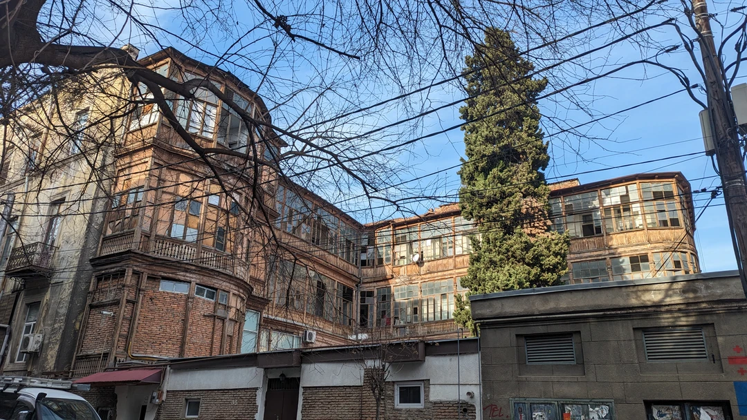 Молодой человек в костюме тройка и в пальто, с волшебным чемоданчиком, в котором можно найти интересные