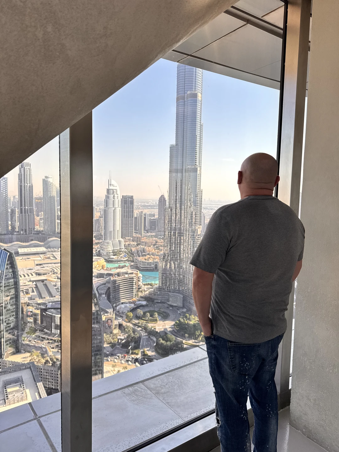 Мы были на экскурсии вчетвером, нас встретил гид Азис. Экскурсию провел согласно оговоренного графика, успели все!