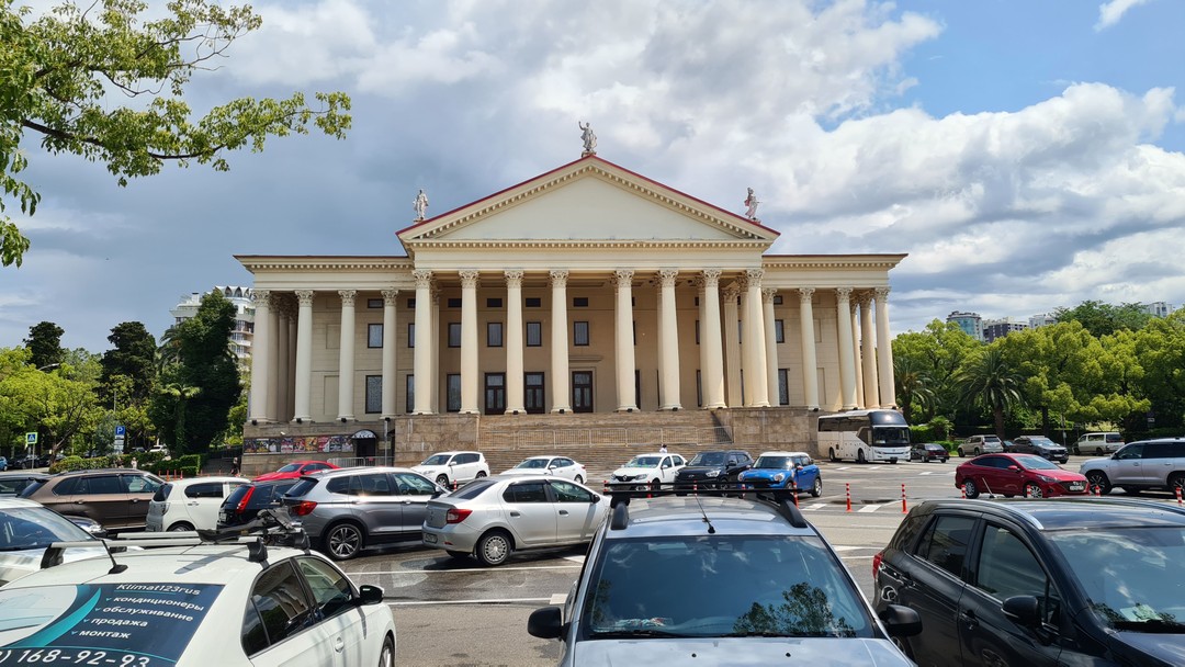 Огромная благодарность Денису за проведенную индивидуальную экскурсию: удалось посмотреть и центр Сочи, и покататься на колесе