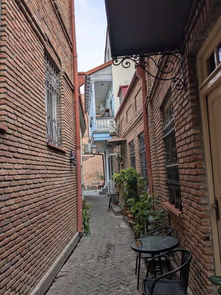 Прекрасная нестандартная прогулка с Малхазом по Тбилисским улочкам и дворикам. Знающий, внимательный экскурсовод. Заботливо относится к