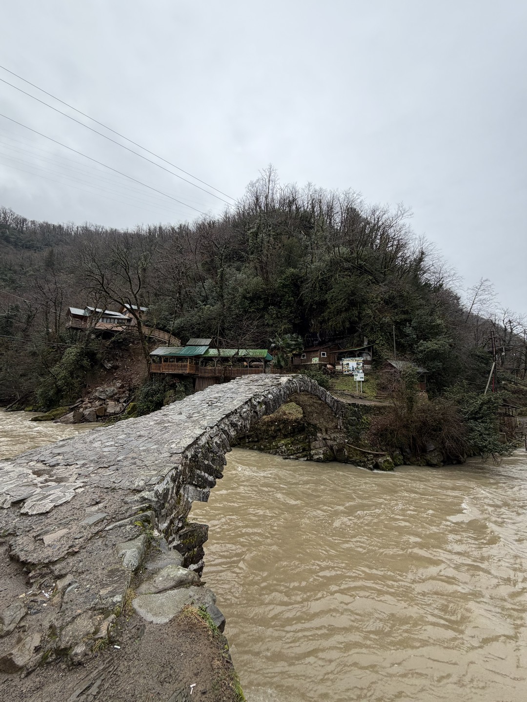 Отличная экскурсия! Был дождливый день, я единственная забронировала экскурсию, но поездка всё равно состоялась. Посмотрели горы