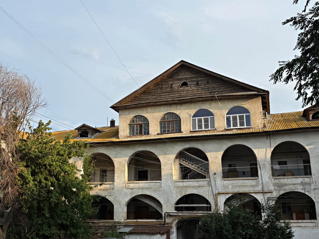 Очень интересная и информативная экскурсия. Прогулка проходит от самых популярных и значимых мест города до скрытых