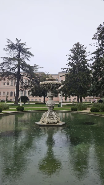 Дворец красивый! очень впечатлил, несмотря на высокую стоимость входа. сама экскурсия понравилась. длилась 2,5 часа, прошли