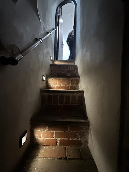 Нас сопровождал Андрей, очень приятный, общительный и пунктуальный мужчина. Приехал вовремя, машина чистая, есть вода для