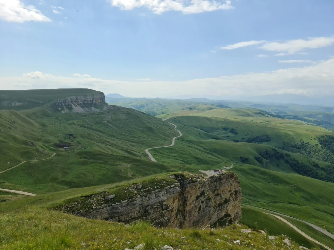 Потрясающая экскурсия! Домбай - это поистине живописное место, от которого буквально захватывает дух!