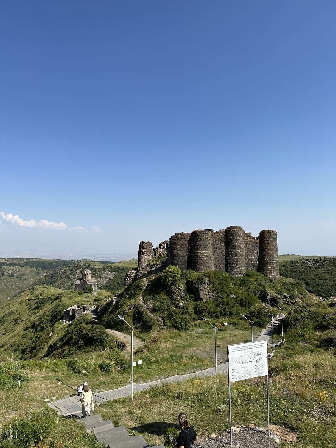 Отличная экскурсия. Рекомендую к посещению. Очень насыщенная и интересная программа, разнообразные достопримечательности (природные и исторические), хороший