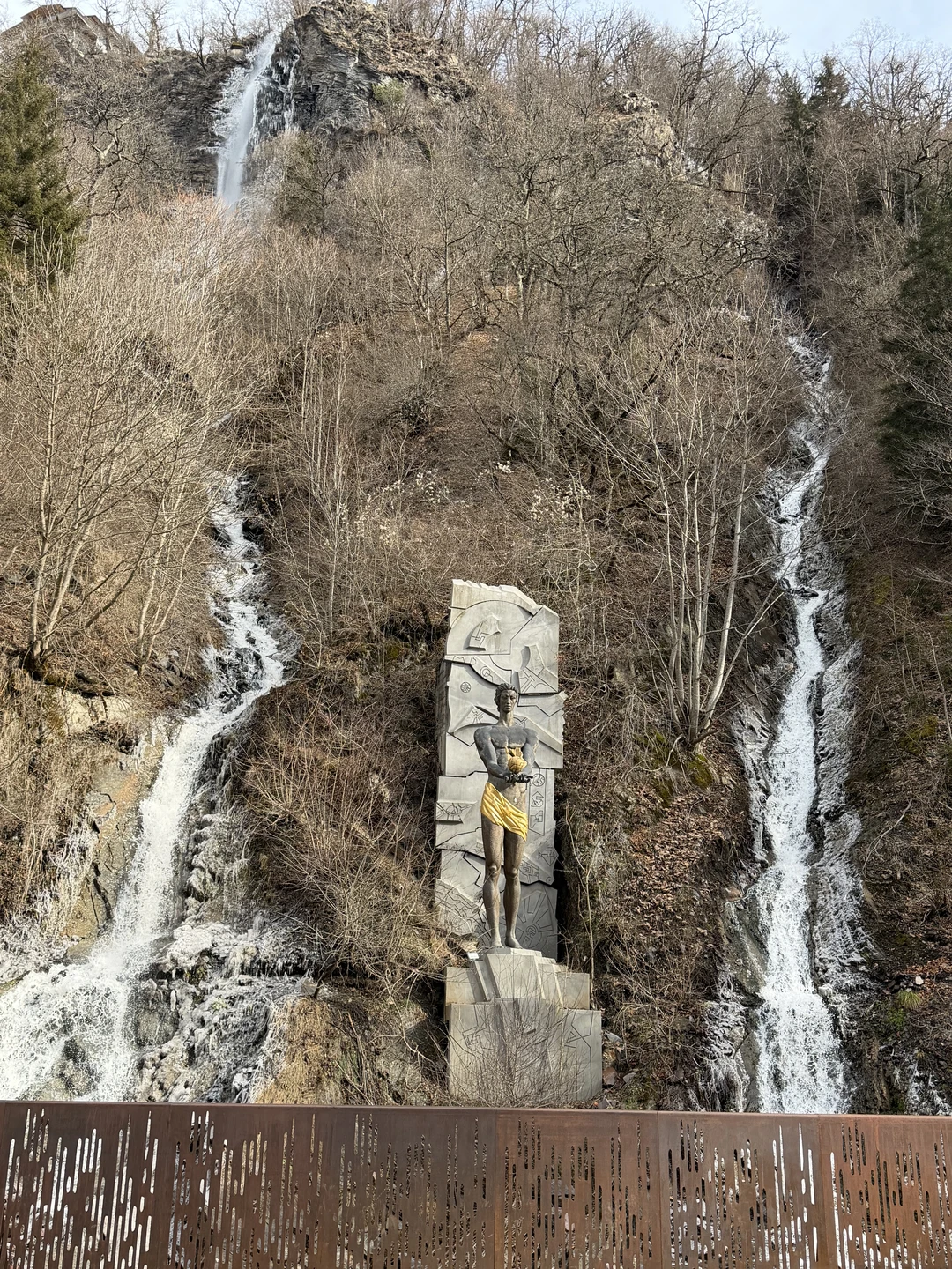 Мы компания из 2 взрослых и 2 детей 12 лет. Ездили в Боржоми+Бакуриани. Экскурсия очень понравилась