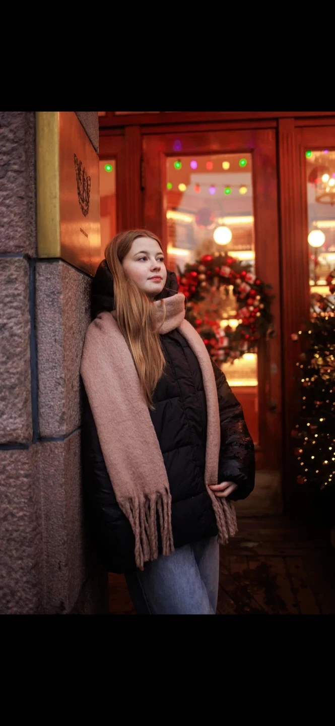 Отличная фотосессия. Анна хороший фотограф. Всегда подсказывала как лучше вставить, куда посмотреть и тп. Вся наша