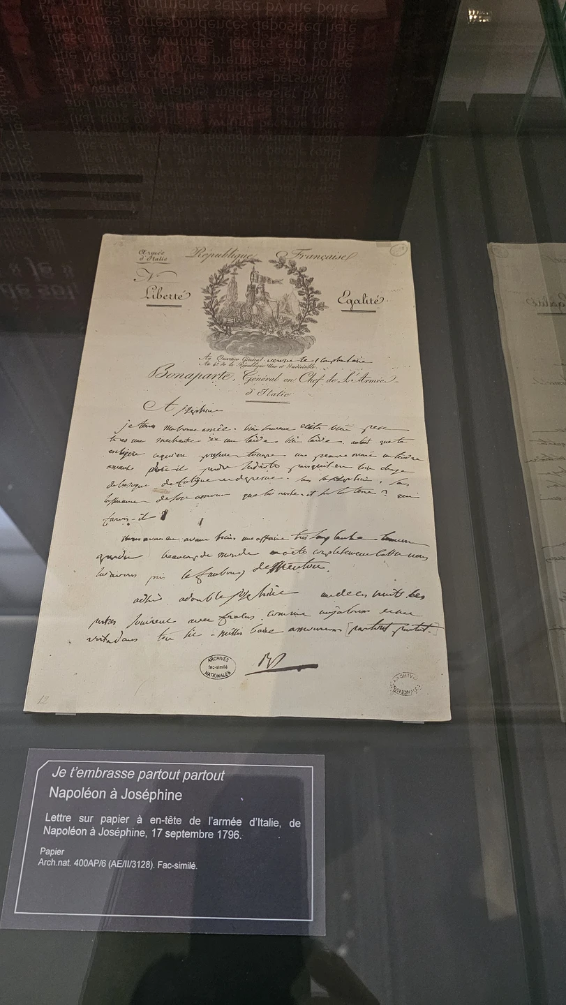 Экскурсию вел Александр. Время прошло шикарно! Очень много узнали о квартале, ходили бы сами, точно 80%