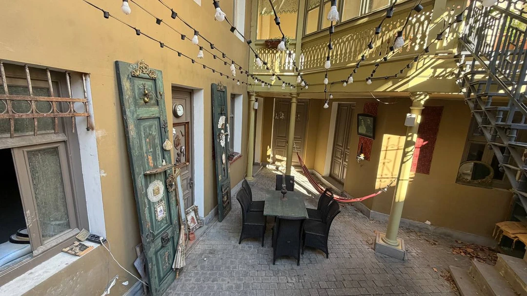 Григол оказался невероятным собеседником, с уникальным и нестандартным подходом к проведению обзорной экскурсии. Эта была не