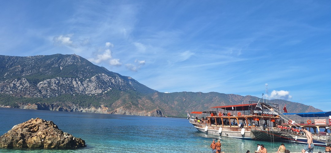 Прекрасная прогулка! По маршруту было 2 остановки по часу на пляже с небесно-голубой водой! Вдоволь наплавались