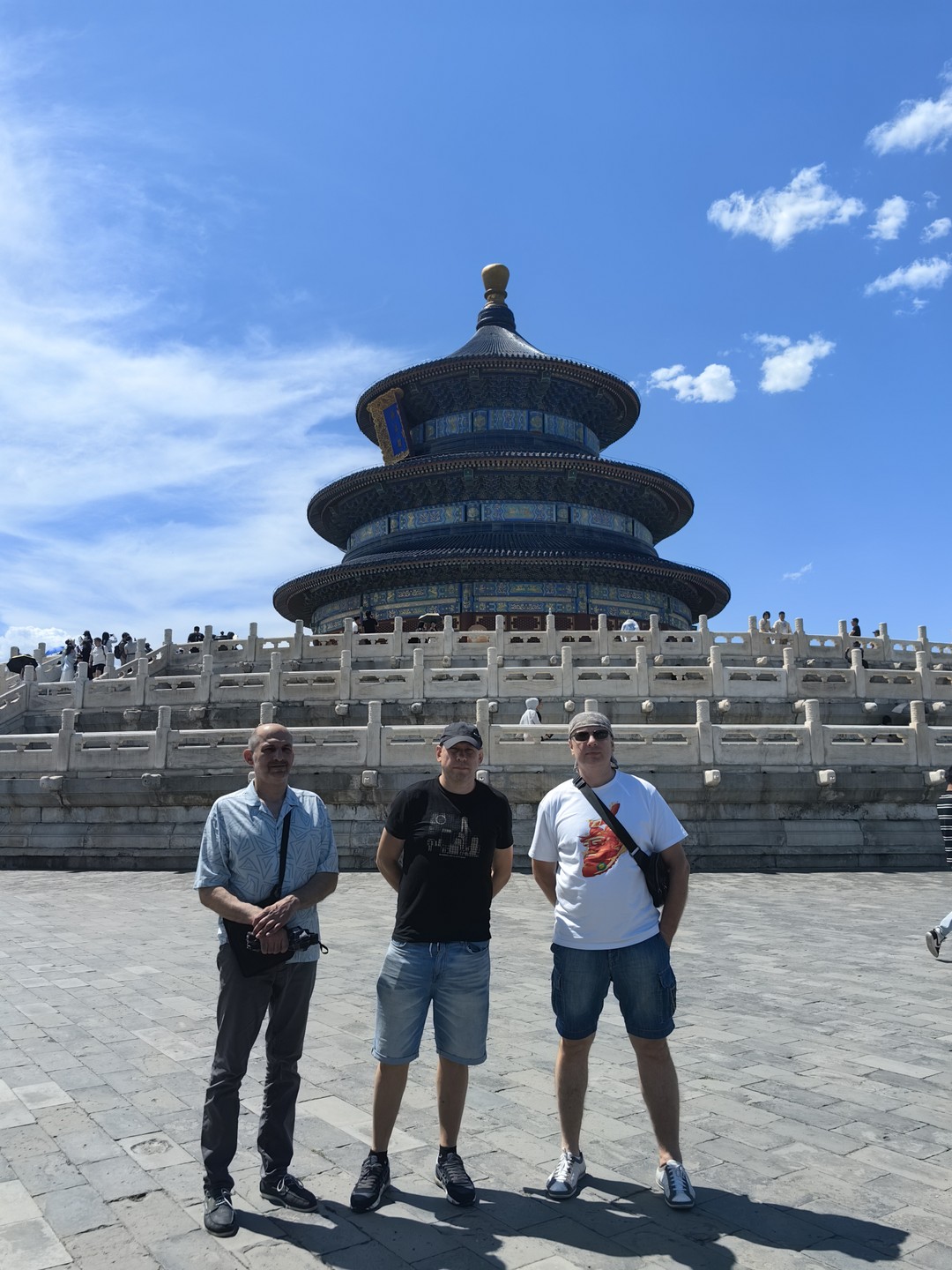 Наш гид, Женя, рассказал очень много позновательной информации о Китае вообще и о пекинских достопримечательностях, которые