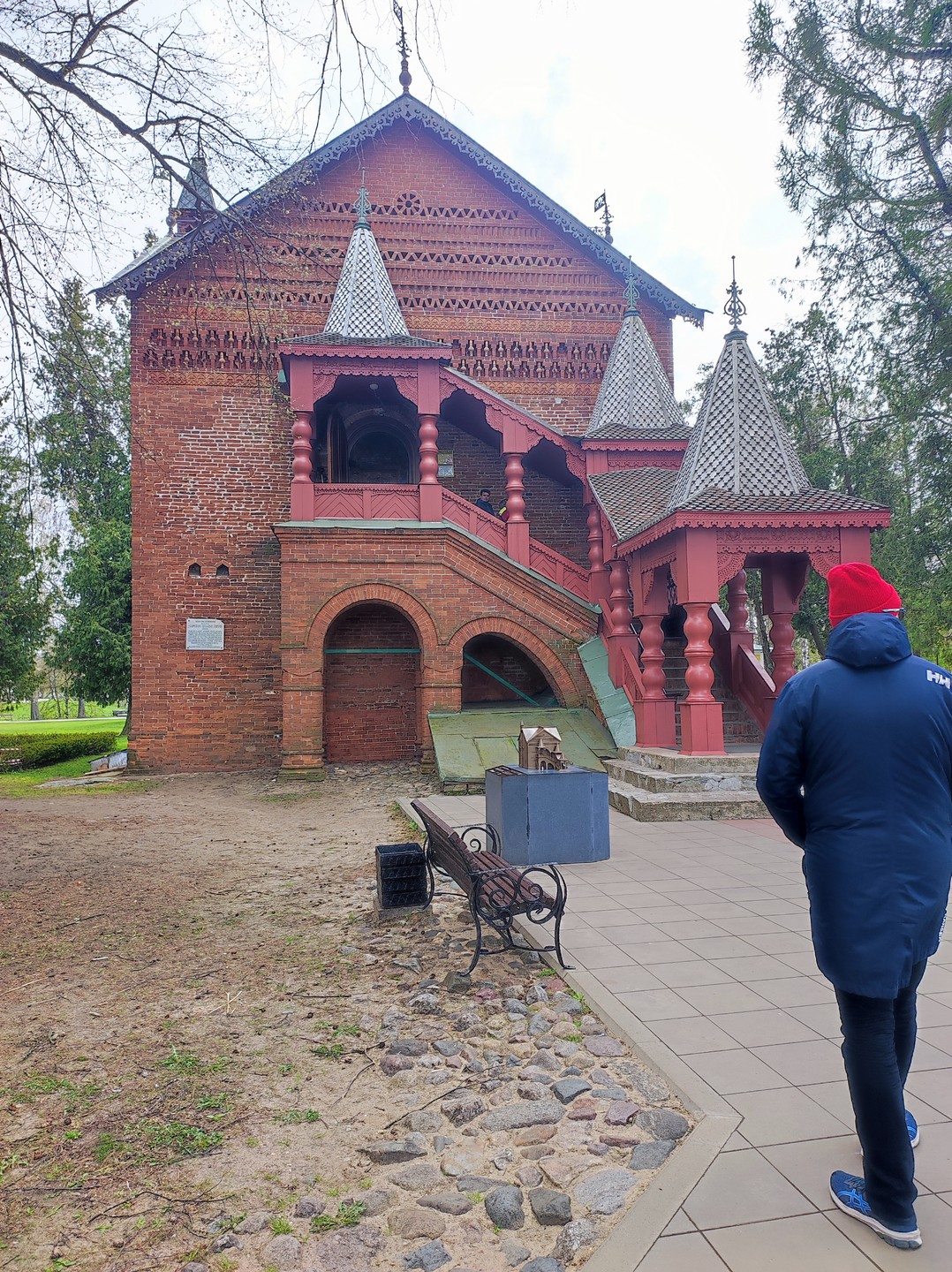 Приехали в Углич тремя семьями. Наталья с любовью показала нам сердце города. Интересно было пройти по