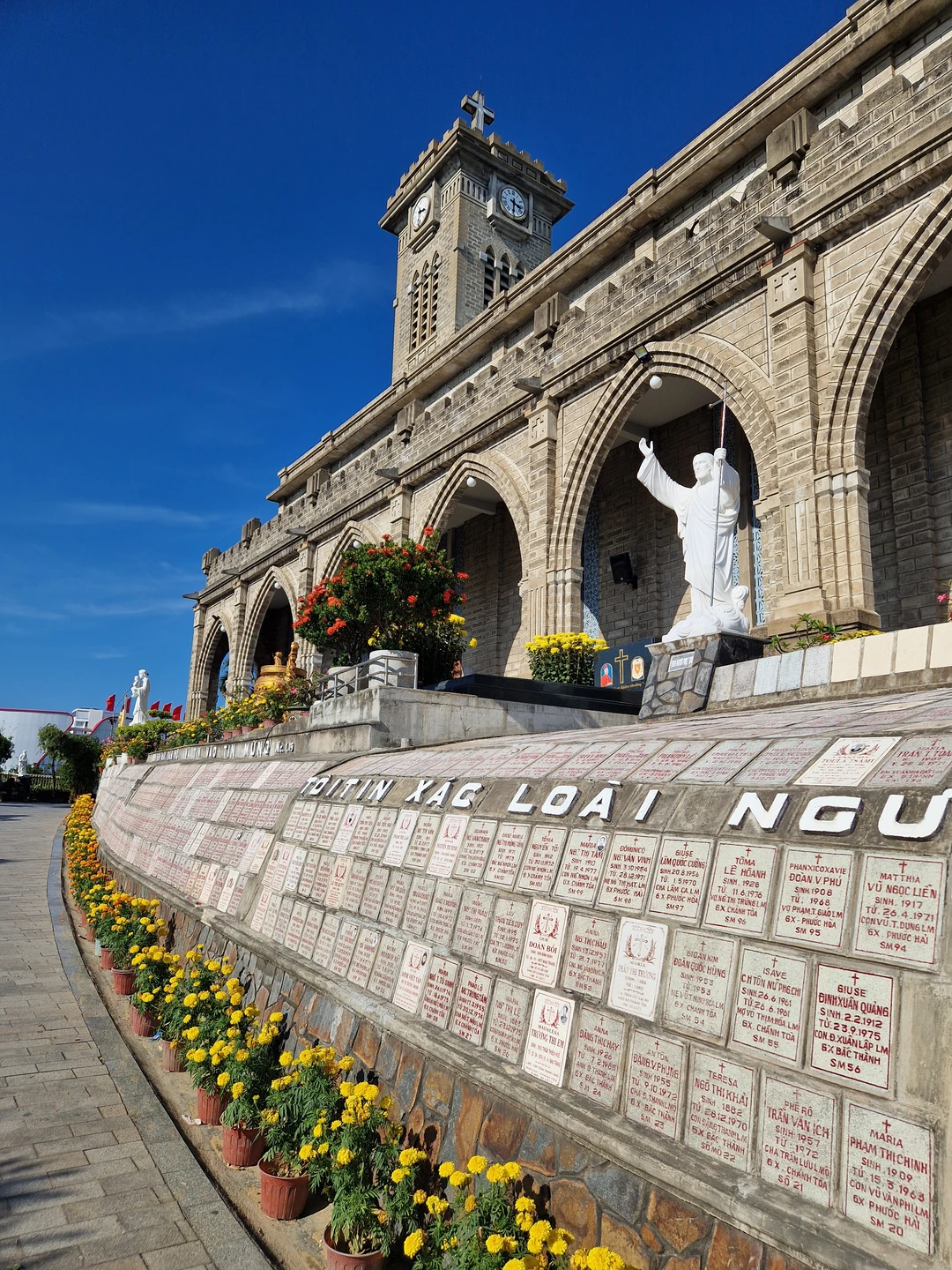 Большое спасибо за интересную экскурсию по Нячангу и его окрестностям! Дмитрий - очень интересный собеседник, который