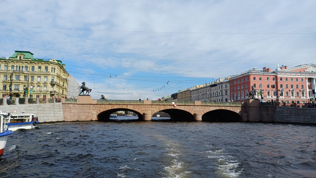 По рекам утреннего Петербурга - на катере и в небольшой группе (Александра)