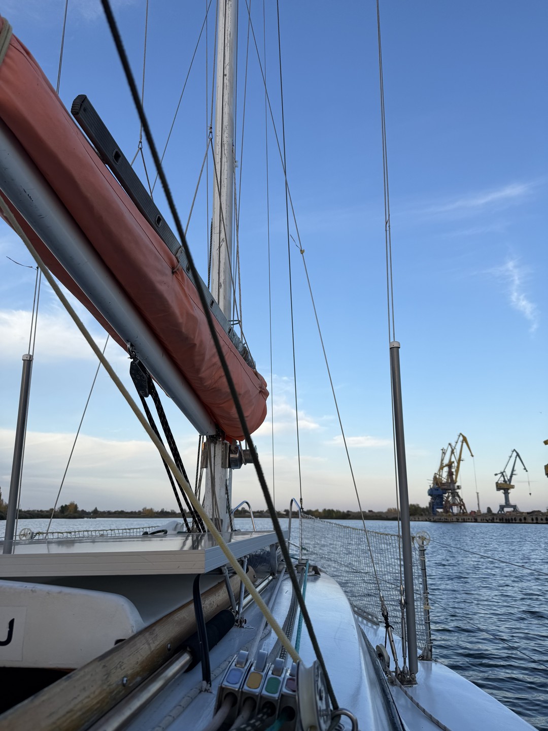 Прекрасная прогулка на яхте с опытным и интересным капитаном. Очень рекомендую!