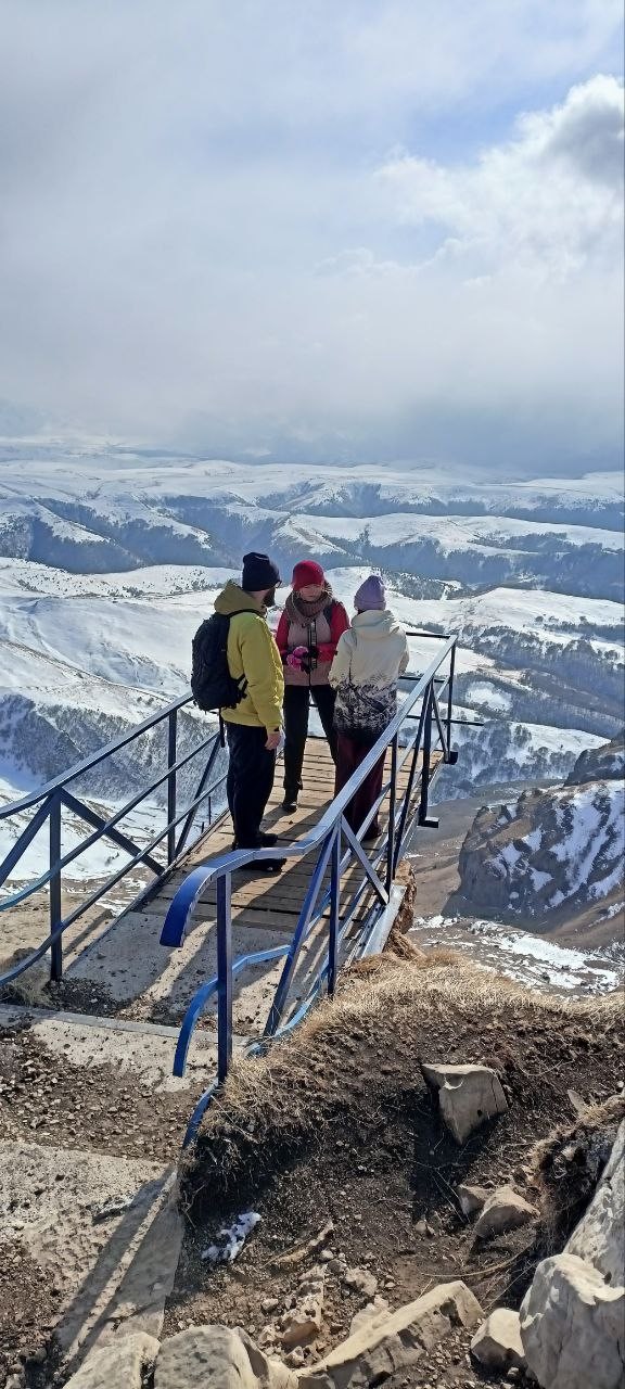 Очень классно получилось, несмотря на то, что дорога непроезжабельная (март месяц), мы за день одни туда
