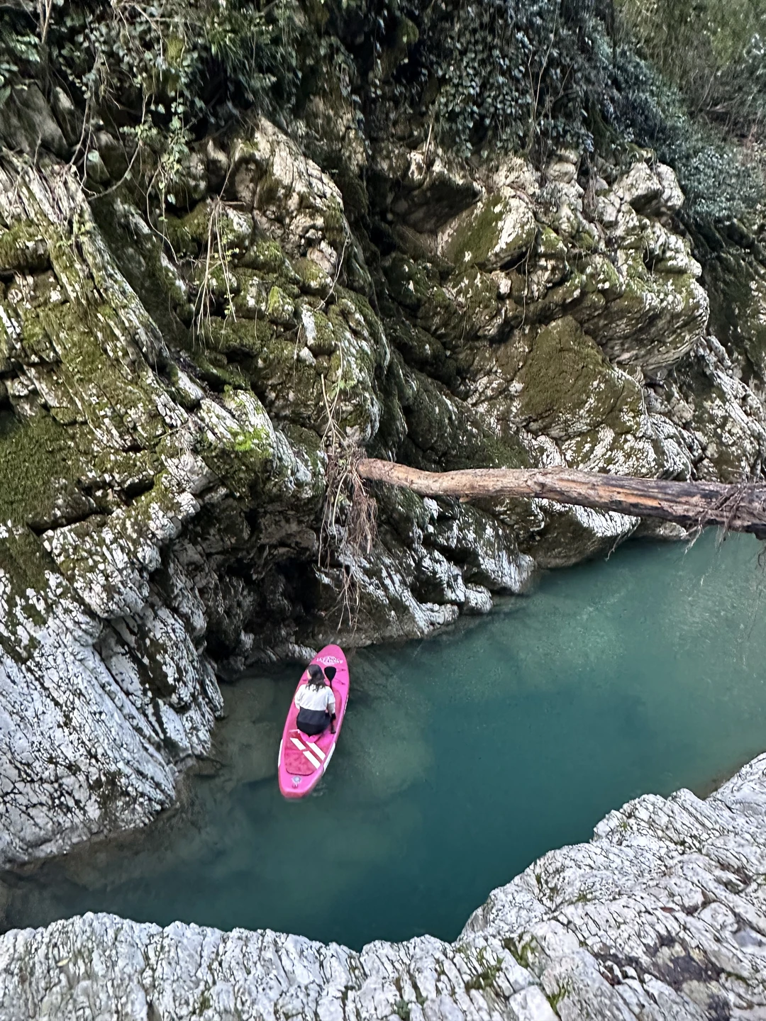 Отлично провела время. Зимой в каньоне очень красиво, почти нет людей. В костюме достаточно тепло. Всем рекомендую