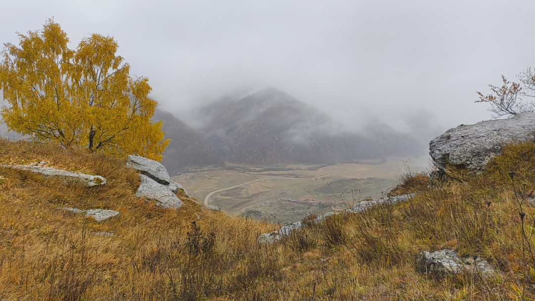 Поездка состоится в любую погоду. Нам не повезло, всю дорогу шел дождь. Вверху гор не было