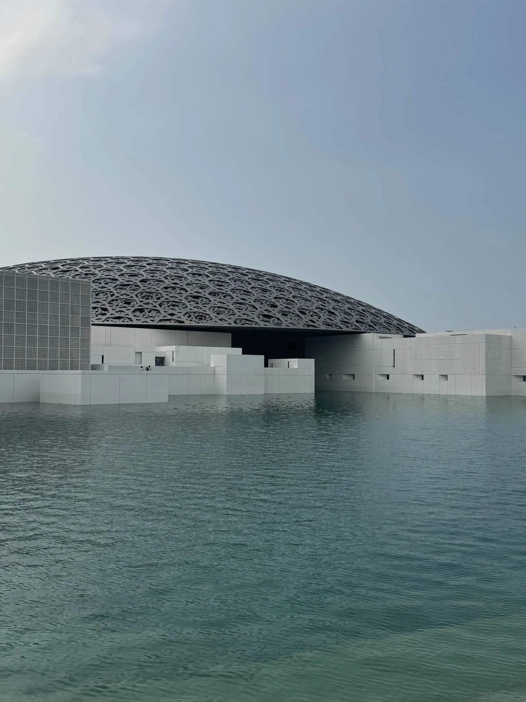 Были на экскурсии 27.12.25 в Абу Даби. Гидом был Шоха. Автомобиль киа карнивал, большой и комфортный