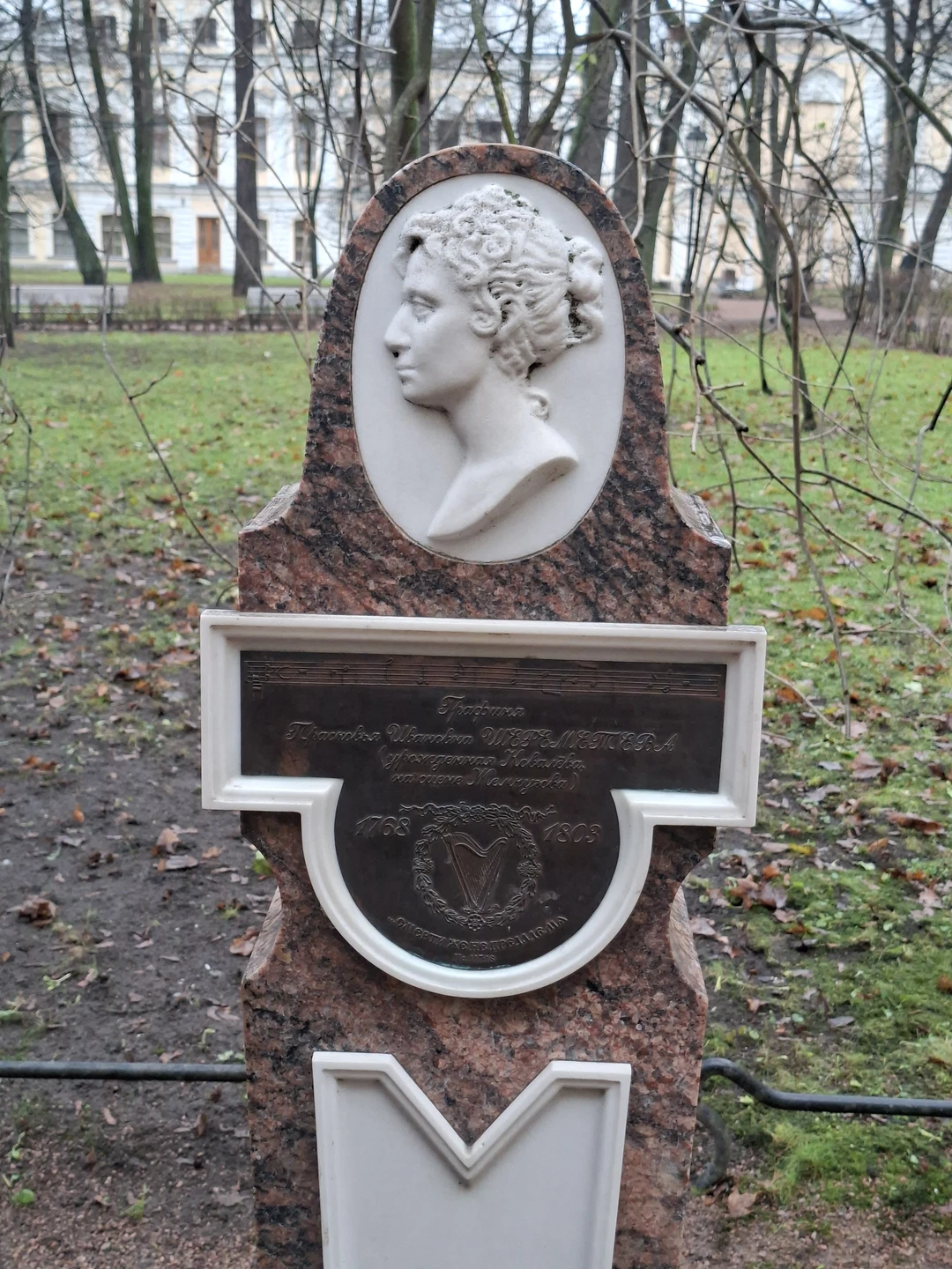 Ирина - настоящий профессионал. Нам очень повезло, что именно она стала нашим проводником в мир Фонтанного