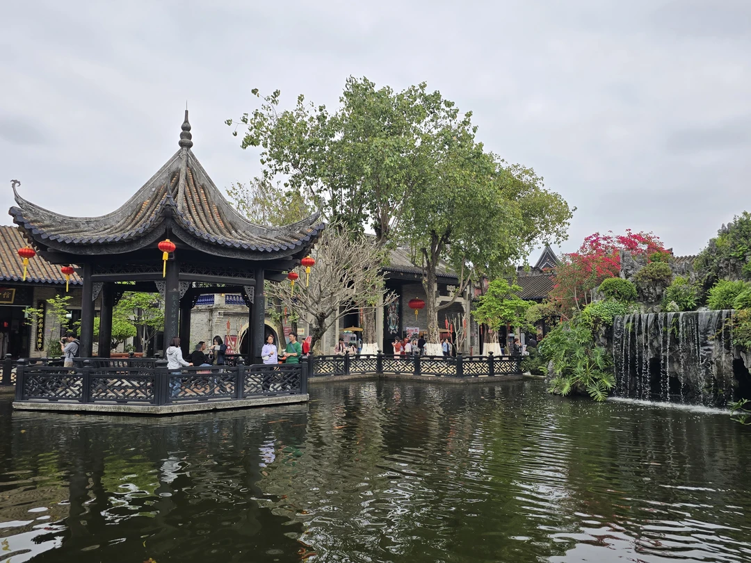 Антон — очень приятный, дружелюбный человек и отличный гид