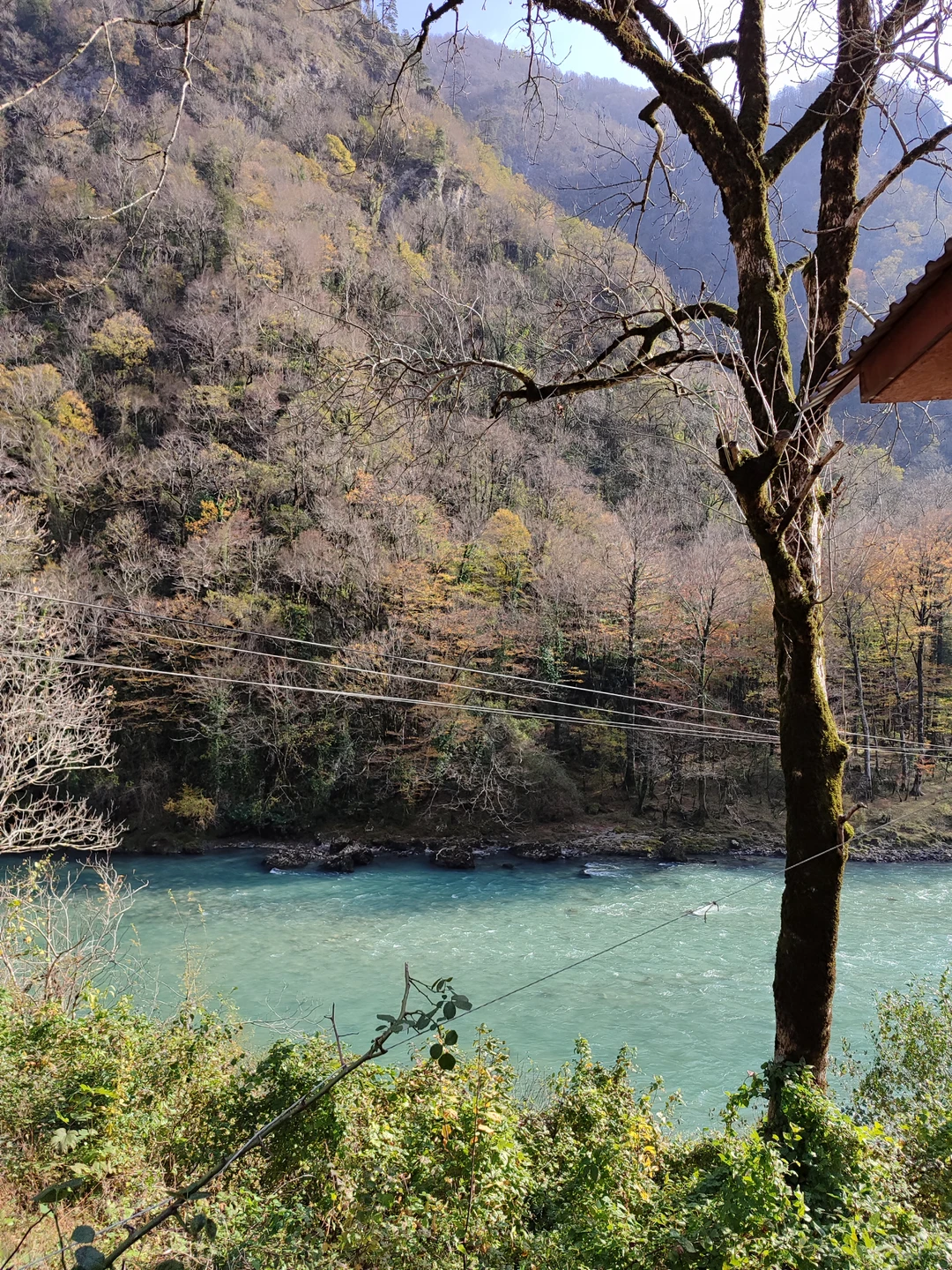 От меня исключительно 5 звёзд! Прекрасные виды на всем пути: голубые воды горных рек (в начале