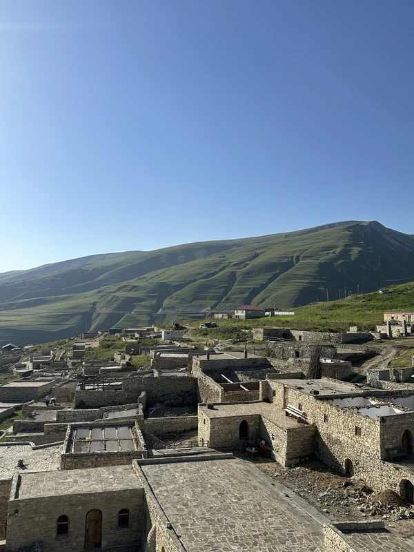 Виды Озеро Кезеной-Ам, город Шали и село Хой