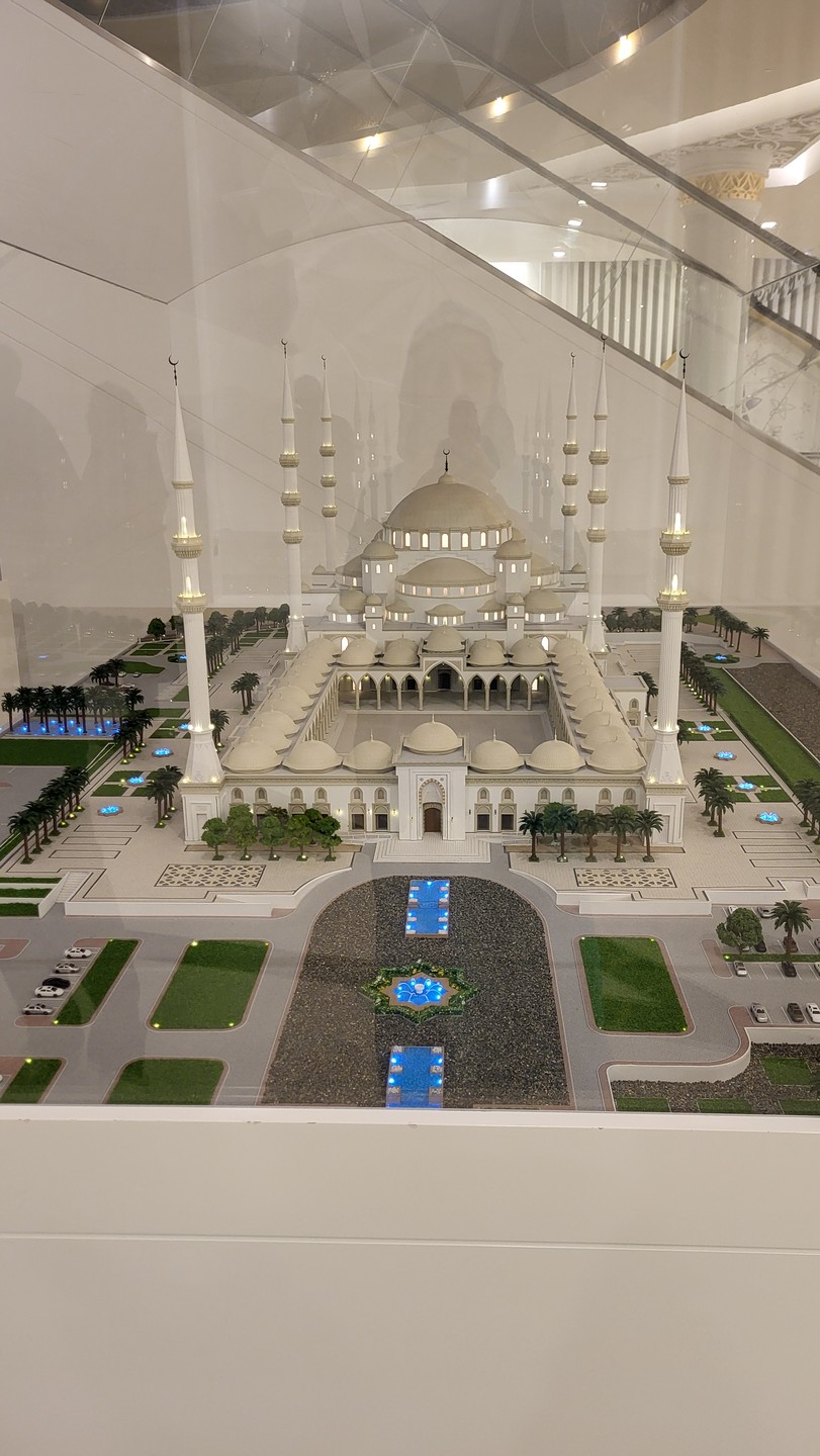 Интересная экскурсия, замечательный гид Азам. Написал накануне экскурсии, прислал фото машины. Забрал из отеля в заранее