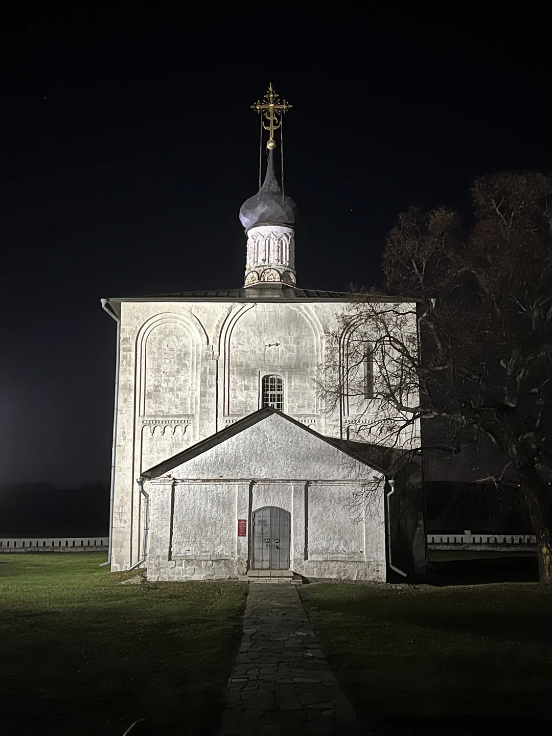 Нам понравилась как Сергей провел экскурсию. Было познавательно, интересно, с юмором. Мы посмотрели всё, что было