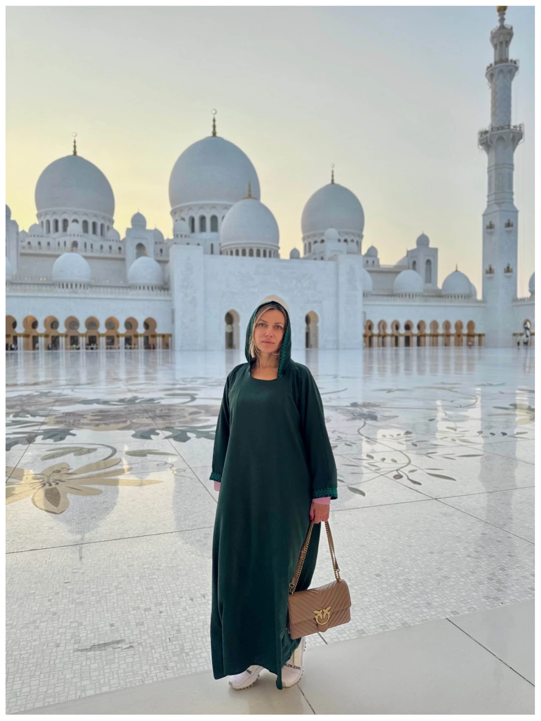 Брали обзорную экскурсию по Дубаю. Гид рассказал все хорошо и подробно, на любые вопросы отвечал легко и быстро