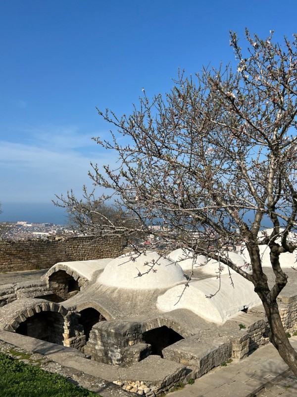 Виды Жемчужины Южного Дагестана: Дербент и экраноплан «Лунь»