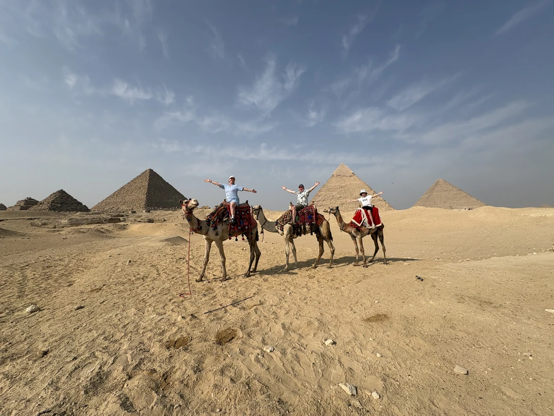 Были на индивидуальной экскурсии в Каир и пирамиды Гиза. Русскоговорящий гид Экрами, понятно и очень интересно