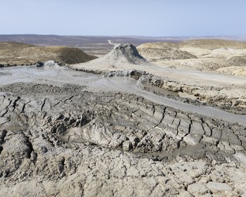 Петроглифы, вулканы и нефтяное наследие