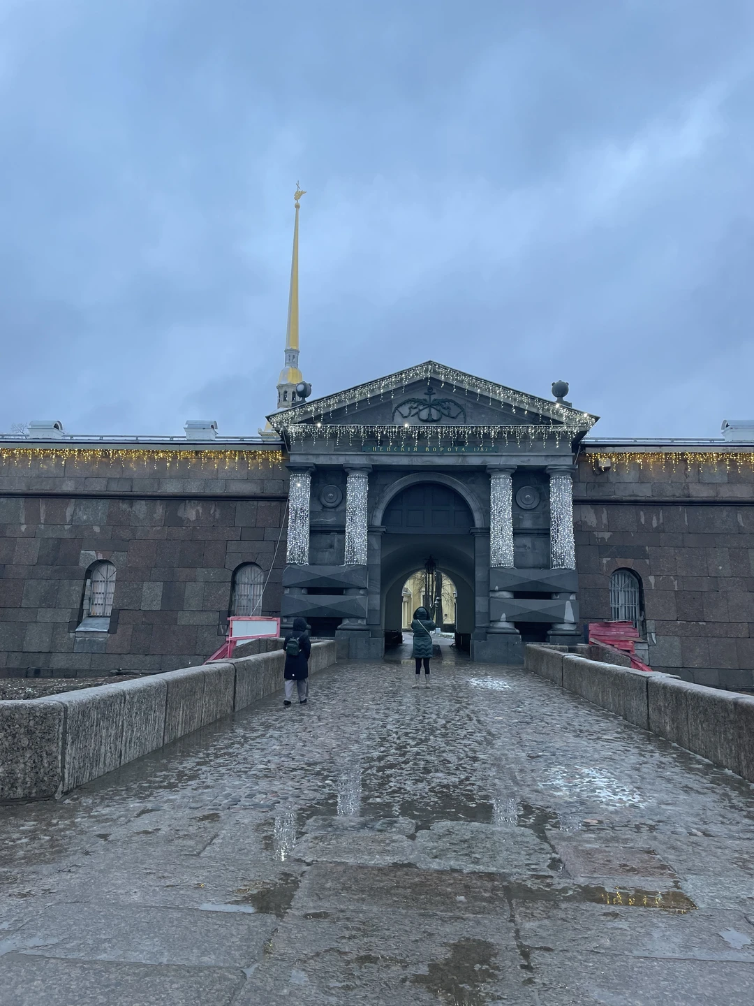 Благодарю Александра за экскурсию. Все понравилось. Сама не очень люблю историю, но здесь все последовательно уложилось