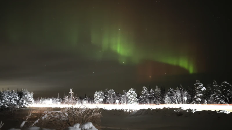 极光猎人带我们换了几个地方，追到了极光。当天极光指数是2，本来不抱希望了，但他太棒了！带我们成功追到了极光。非常感谢！