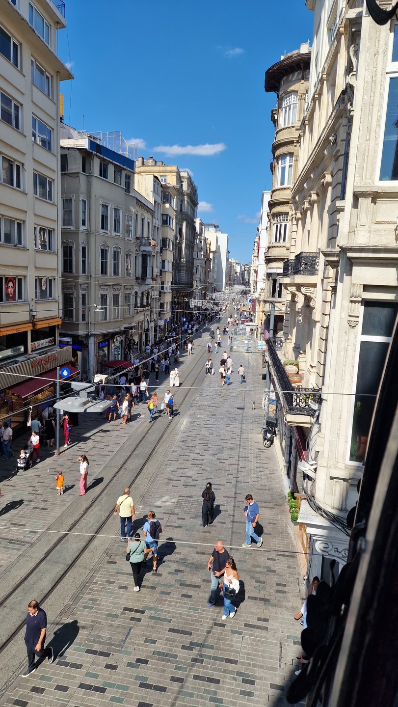 Спасибо за экскурсию! Замечательная прогулка по Истикляль и переулкам, Джихангиру, Каракею, покатались по одному из старейших